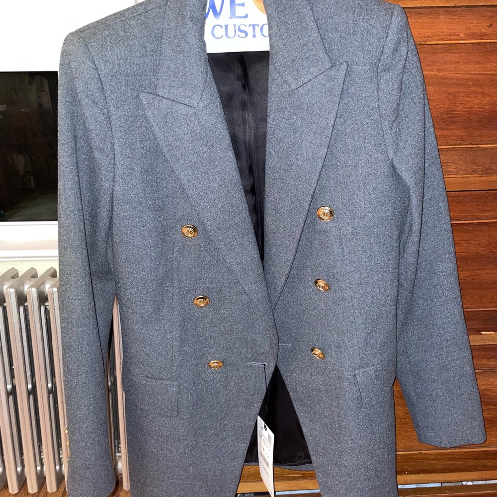 Selling this super cute gray Zara blazer, size medium, never worn - Picture 2 of 4
